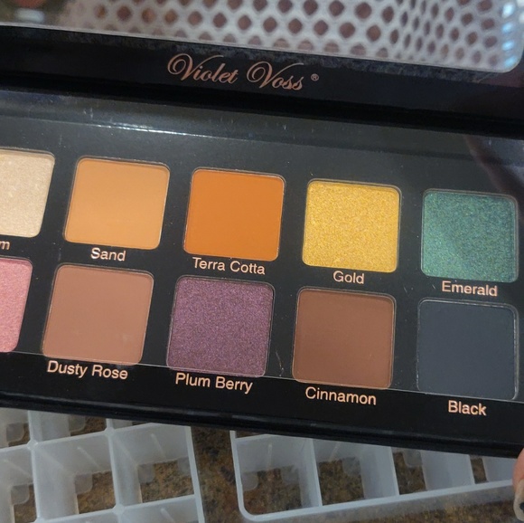 Violet Voss Essentials Pallette - Picture 1 of 2